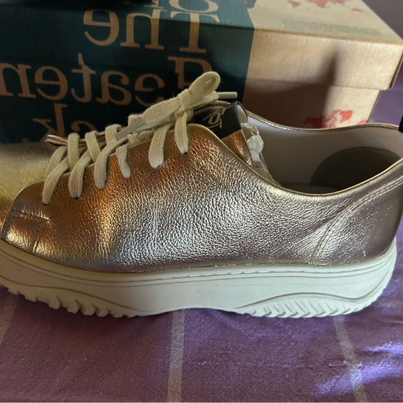 OTBT Gold Sneakers Luxe Casual Design - Picture 3 of 5